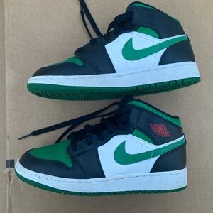 Air Jordan 1 Mid
Pine Green